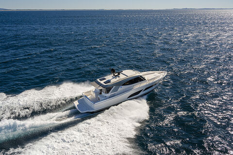 Riviera onthult Europese premières van nieuwe SUV-modellen op Cannes Yachting Festival