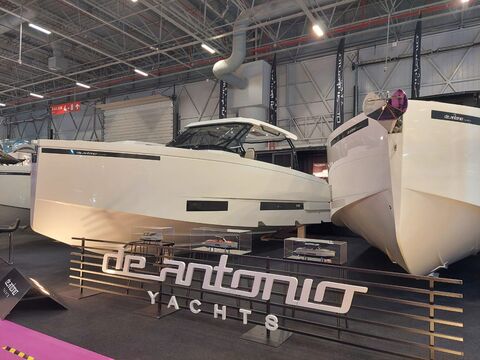 Drie modellen van De Antonio Yachts op de Bosphorus Boat Show.